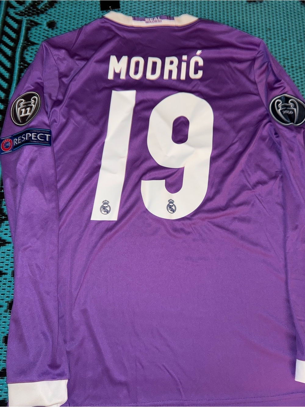 Luka Modric Real Madrid 2016-2017 Purple Away UCL Longsleeve jersey/kit (medium)